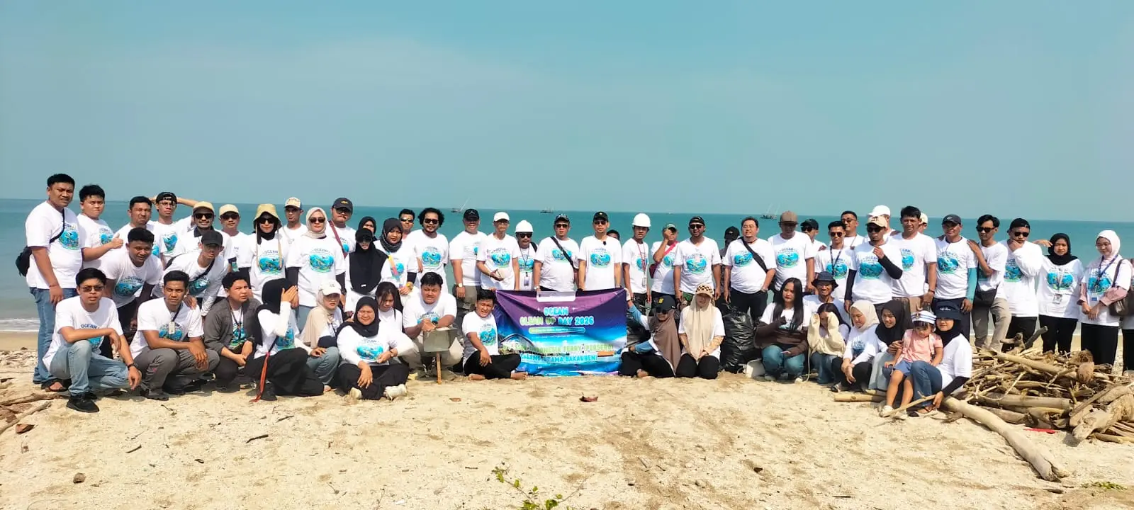 ASDP Bakauheni Gelar Ocean Clean Up Day di Pantai Minang Rua