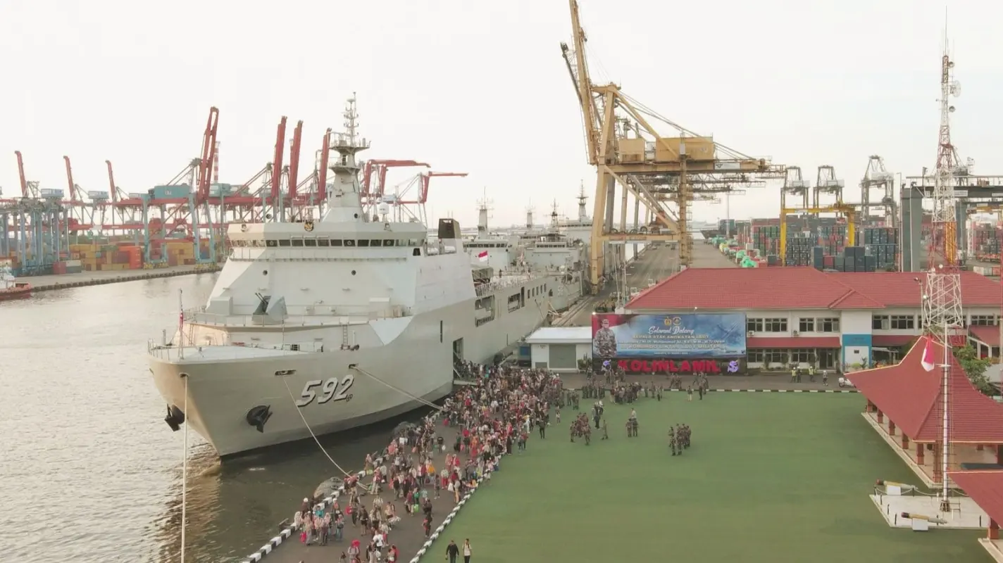 KRI Banjarmasin-592 Tuntaskan Arus Balik Program Mudik Gratis TNI AL Tahun 2025