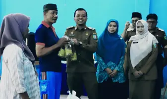 Bupati Pringsewu Serahkan Bantuan Pangan 418 Warga Banyumas dan 528 Warga Margosari